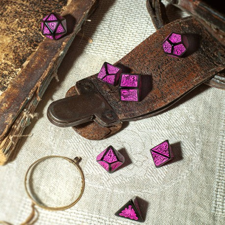 Call of Cthulhu 7th Edition - Black & magenta Dice Set'